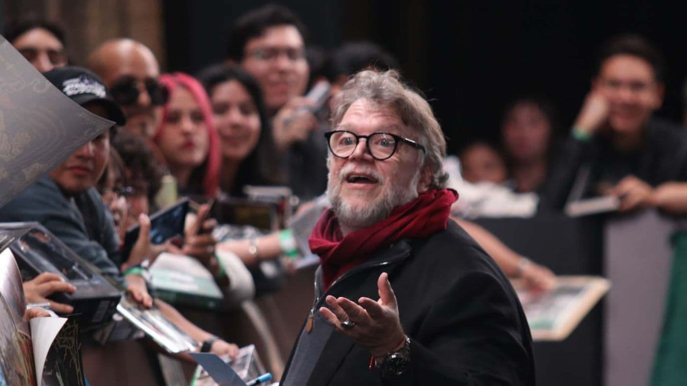 Guillermo del Toro dirige escena en Frankenstein