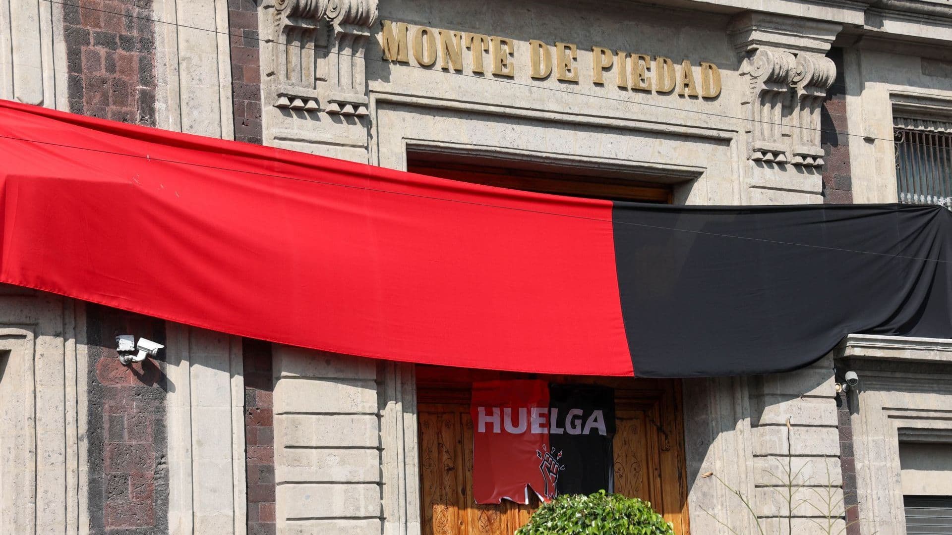 Continúa la huelga en la sede central del Monte de Piedad. Foto: Cuartoscuro