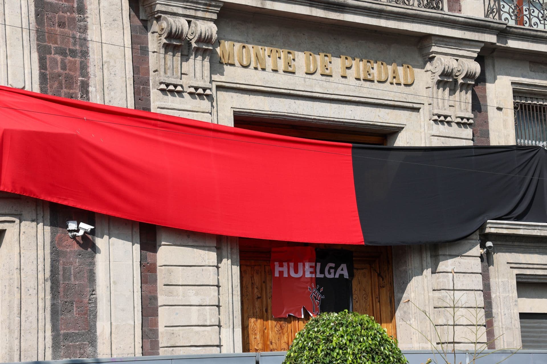 Continúa la huelga en la sede central del Monte de Piedad. Foto: Cuartoscuro