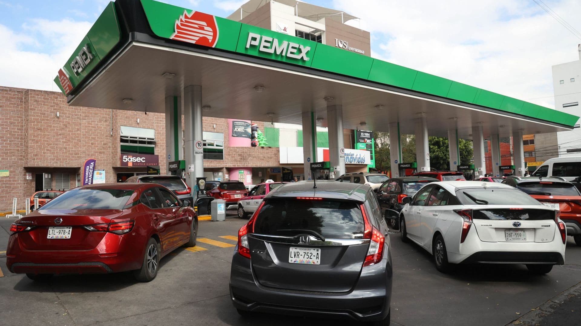 Gasolinera de la marca Pemex.
