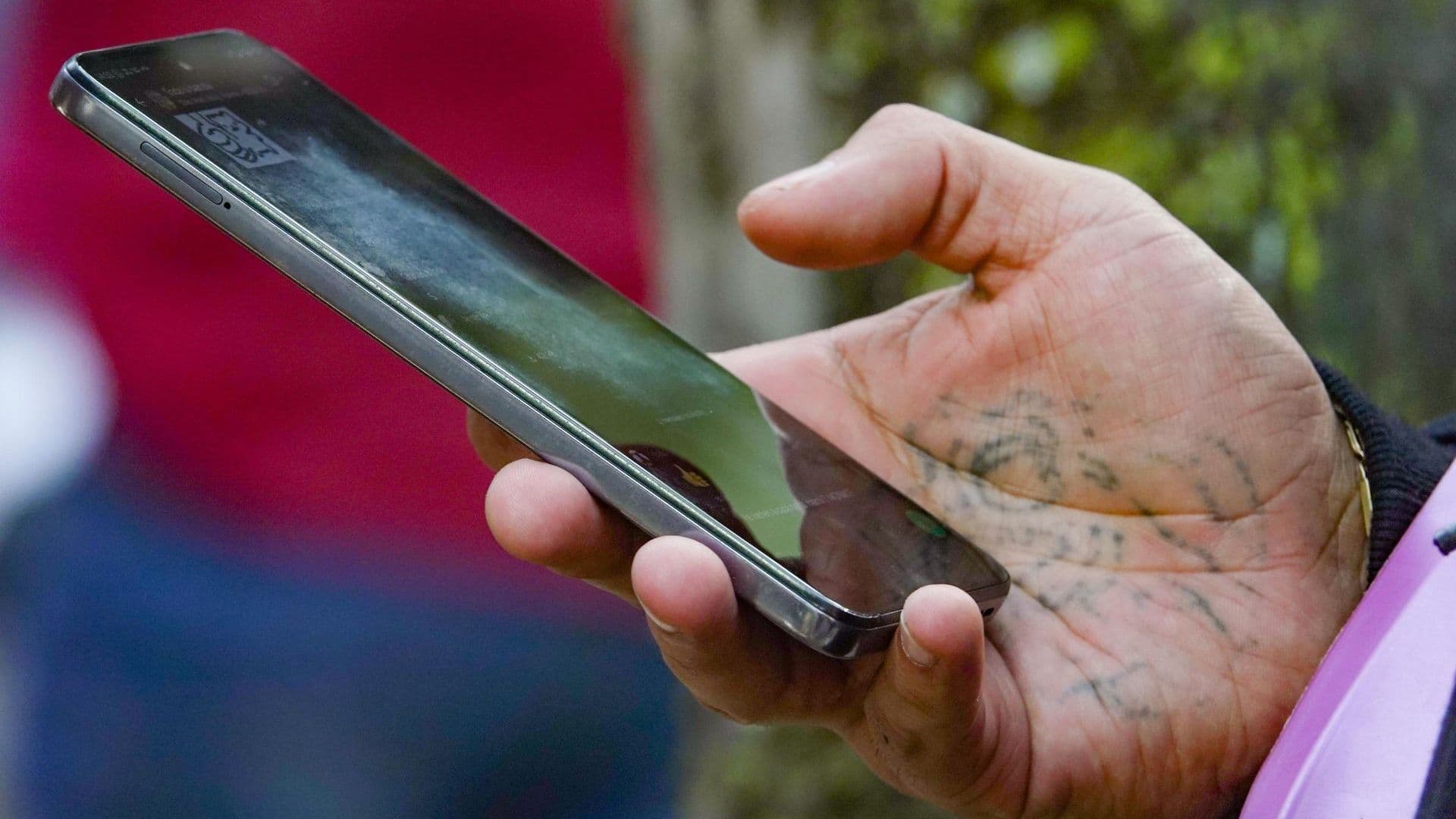 Usuario de telefonía móvil. Foto: Cuartoscuro
