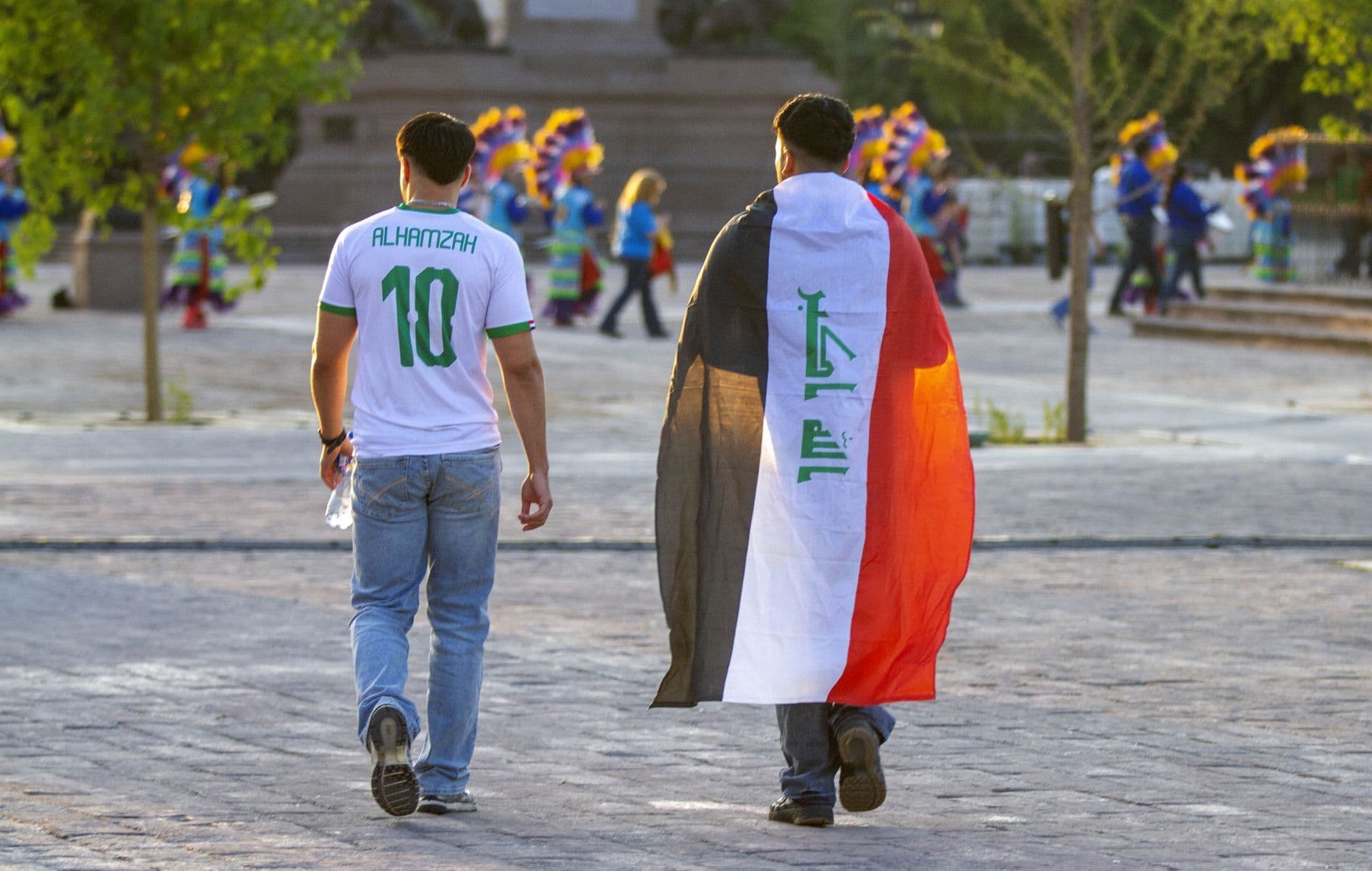 Iraquíes en el monumento al trabajo en la Macroplaza, Monterrey