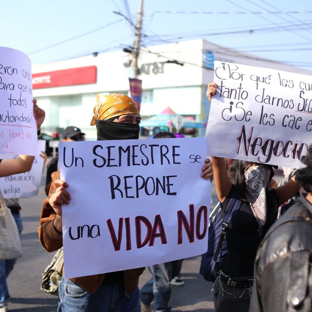 Estudiantes de la UAEM protestan por feminicidios.