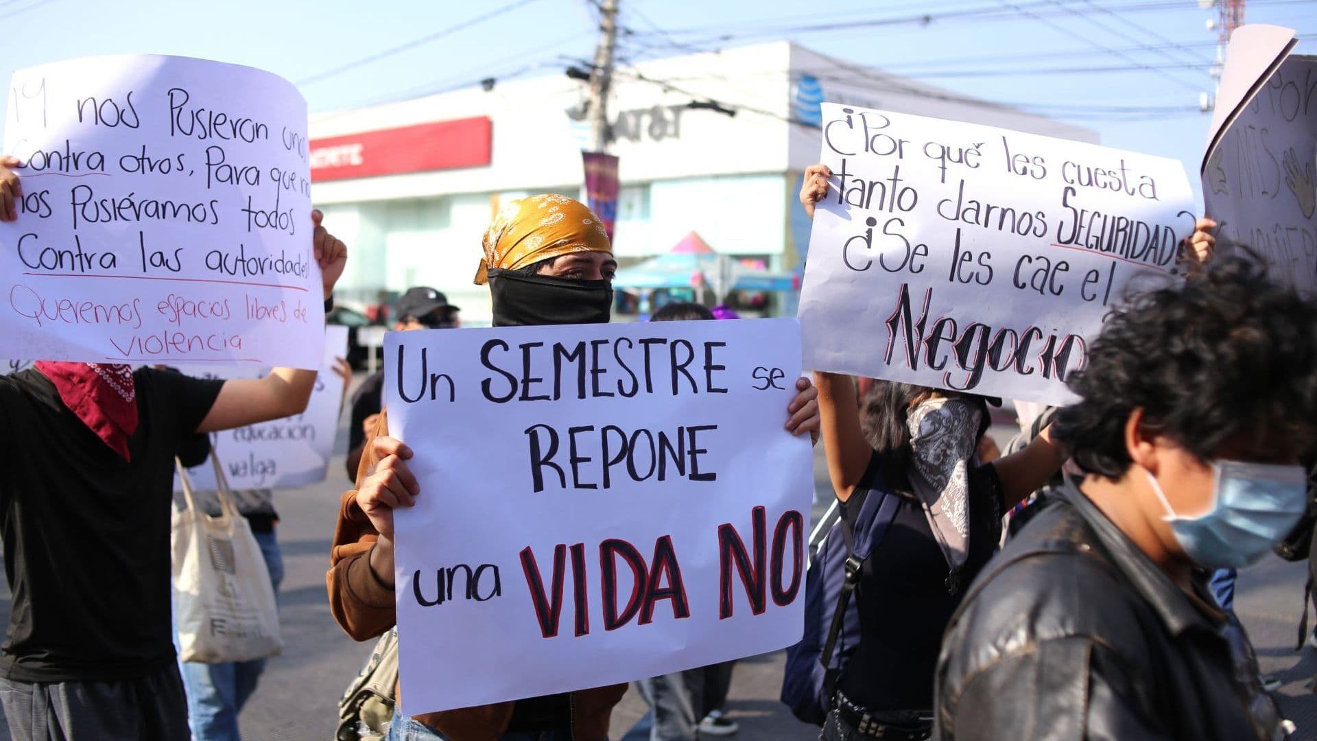 Estudiantes de la UAEM protestan por feminicidios.