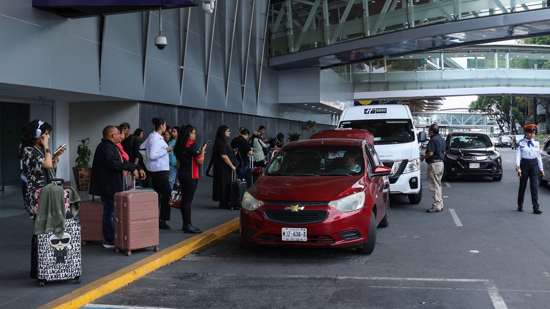 Pasajeros en las afueras de la Terminal 1 del AICM. Foto: Cuartoscuro