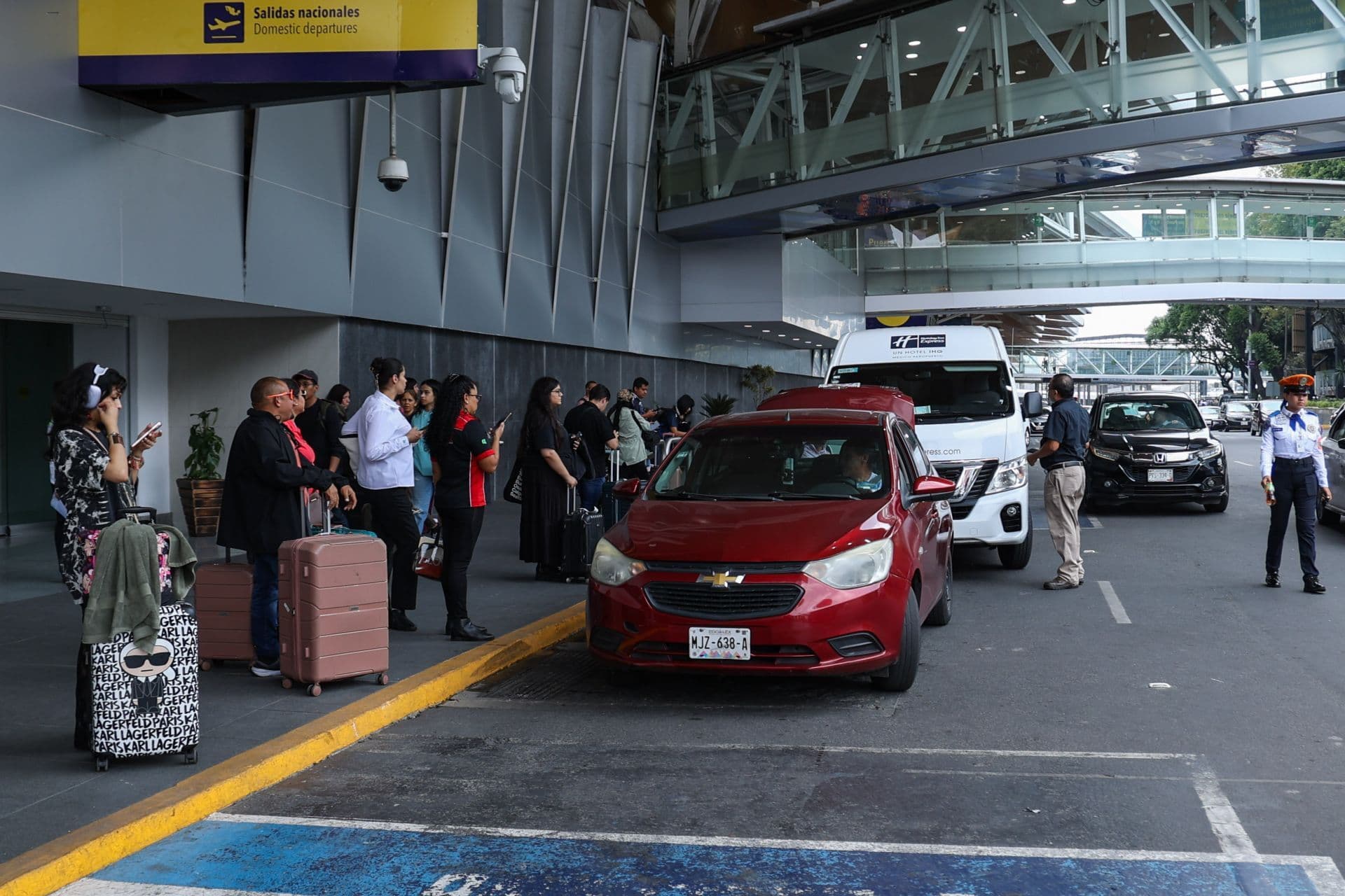 Pasajeros en las afueras de la Terminal 1 del AICM. Foto: Cuartoscuro