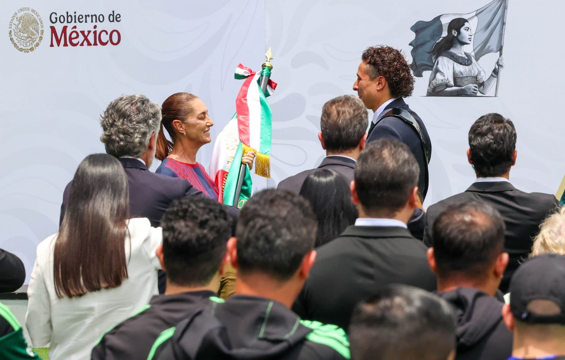 Sheinbaum Entrega la Bandera Mexicana a Memo Ochoa Rumbo al Mundial