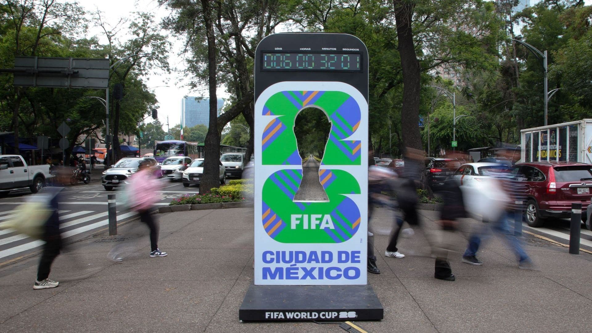 Reloj mundialista a dos días del inicio de la Copa Mundial de la FIFA 2026 en Paseo de la Reforma. Foto: Cuartoscuro