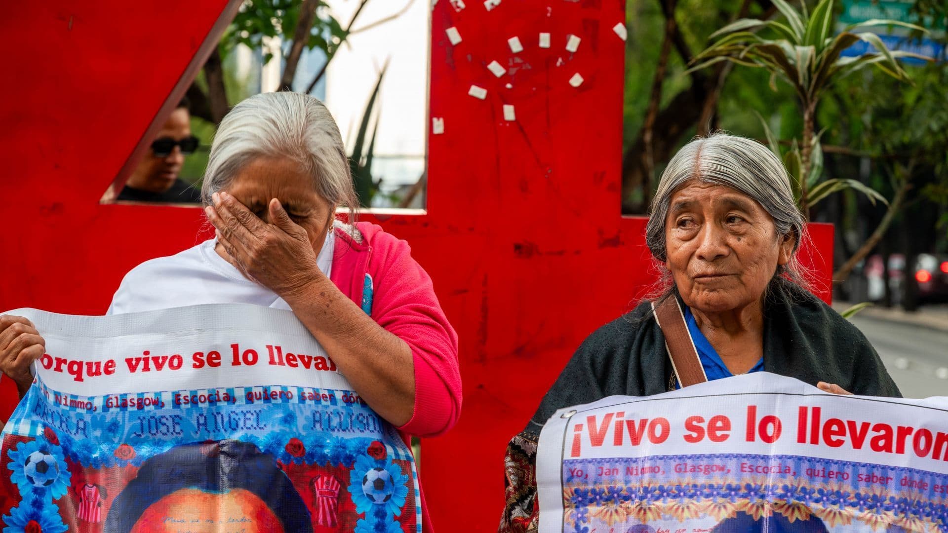Madres de normalistas de Ayotzinapa participan en una marcha para exigir avances en la investigación del caso. Foto: Cuartoscuro | Archivo