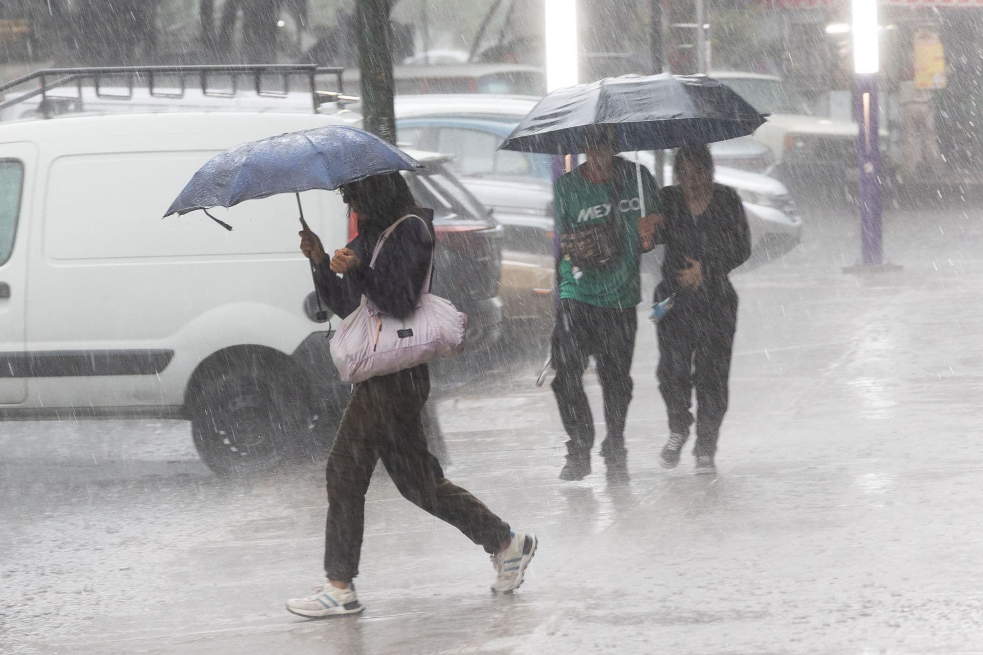 Lluvia intensa sorprende a habitantes de la capital del país. Foto: Cuartoscuro/ Archivo