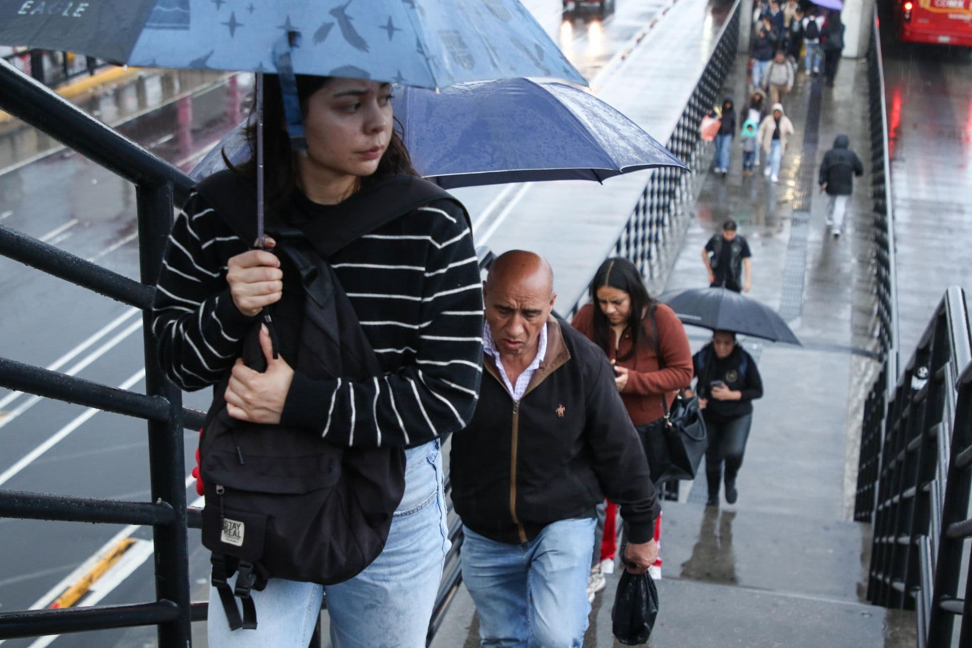 Usuarios en estación La Raza del Metro CDMX el 13 de julio 2026.