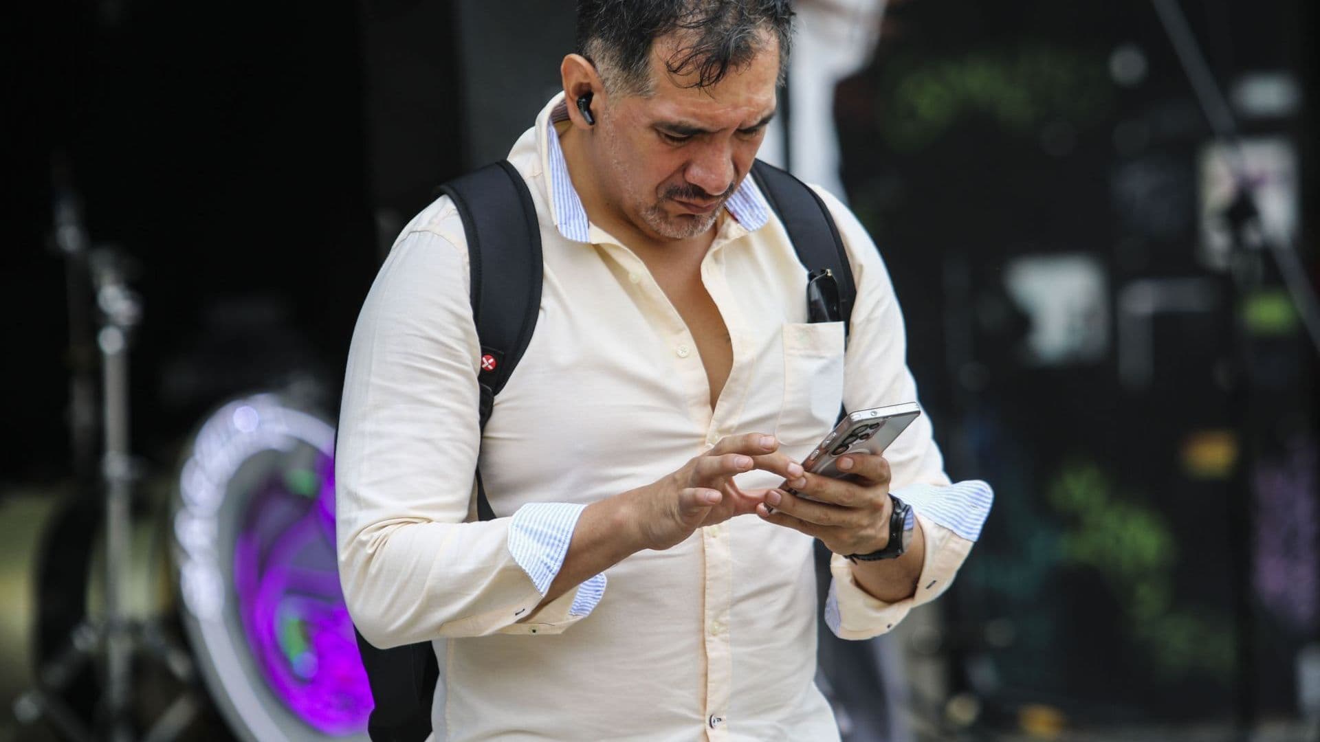 Usuario de telefonía móvil. Foto: Cuartoscuro