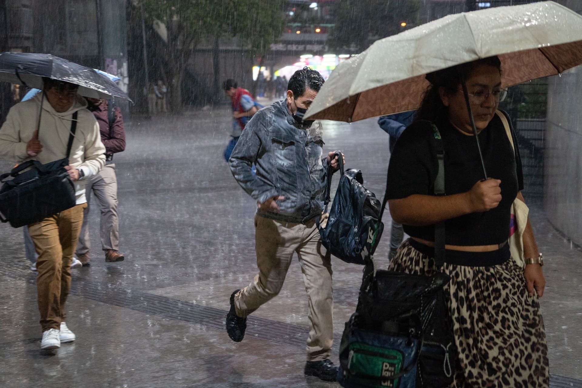 Huracán Marie, Monzón Mexicano y Onda Tropical Golpearán a México Con Fuertes Lluvias