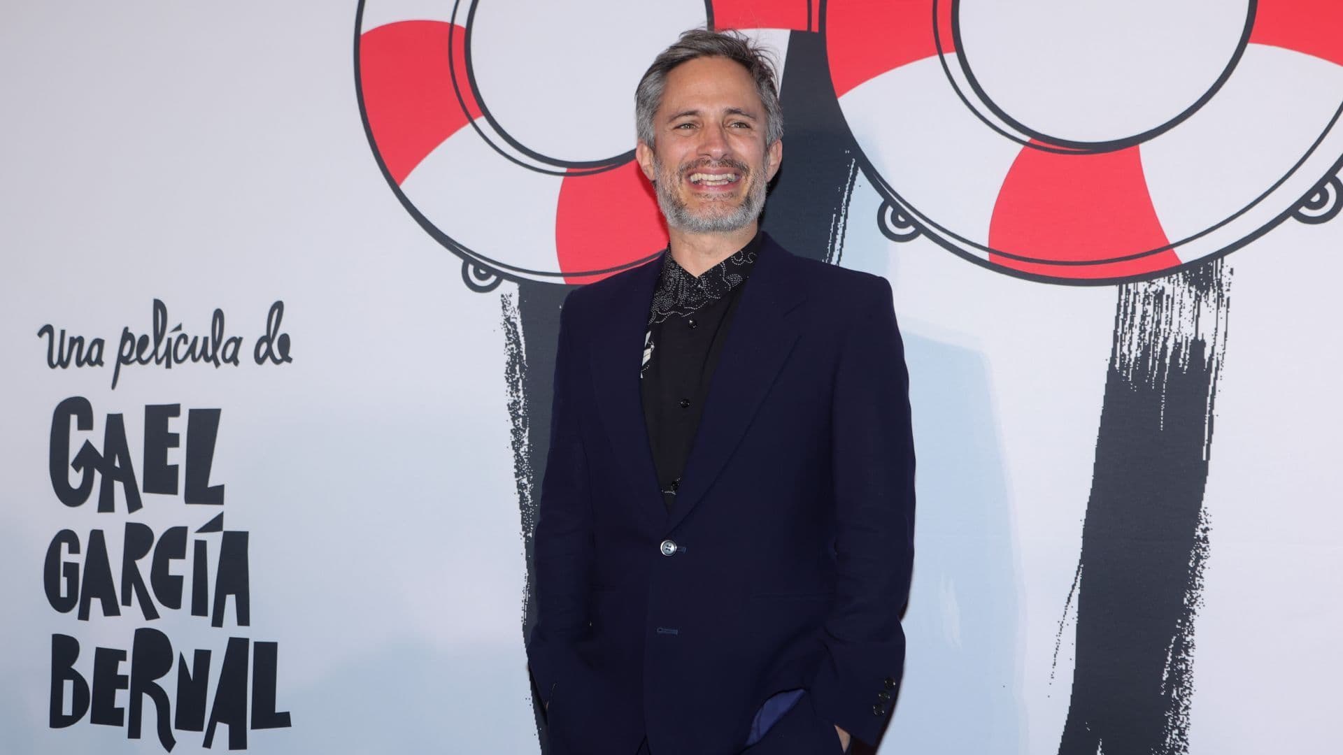 Gael García Bernal a su paso por la alfombra roja de la película "Hombre al agua". Foto: Cuartoscuro