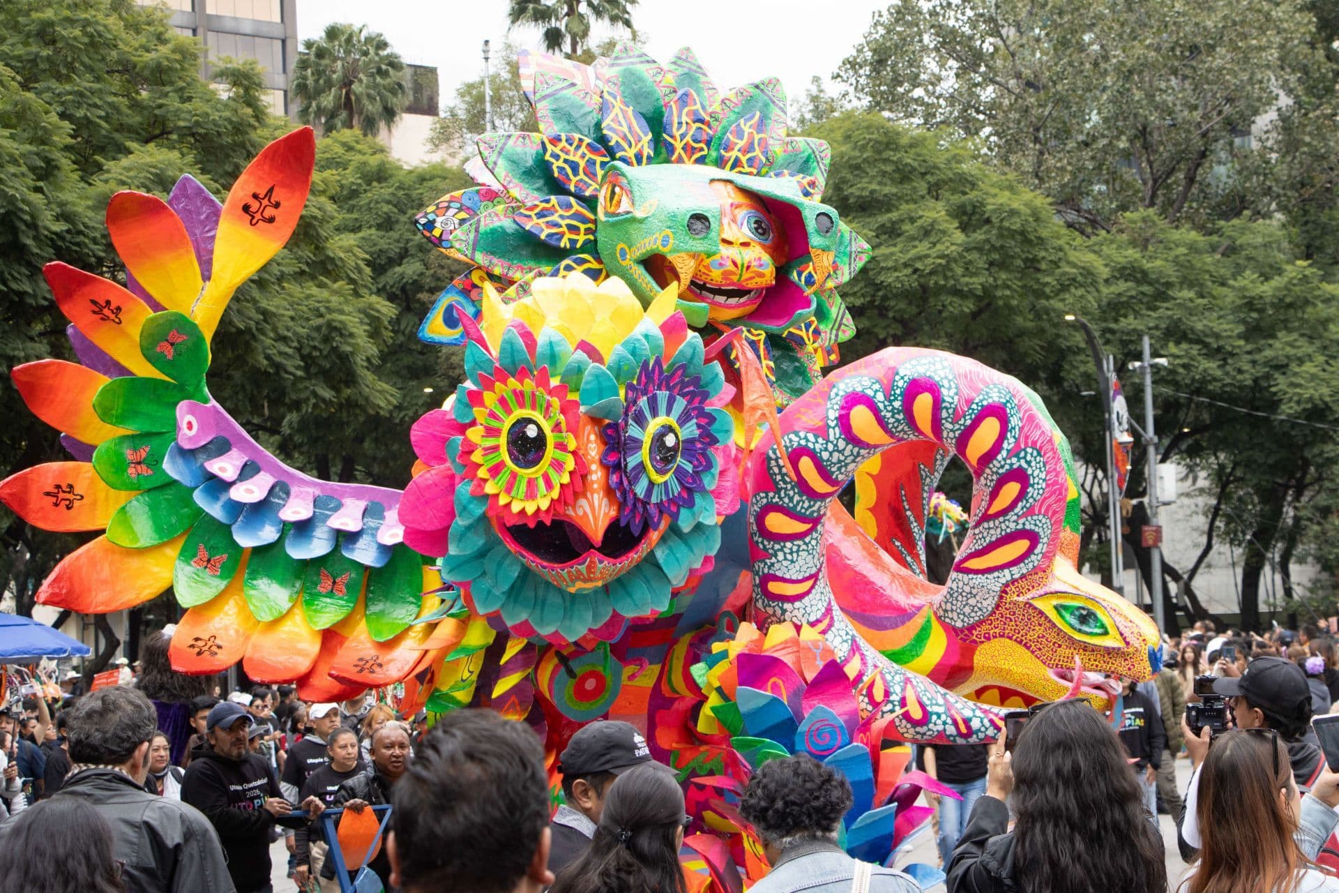 Desfile de alebrijes monumentales desde el Zócalo