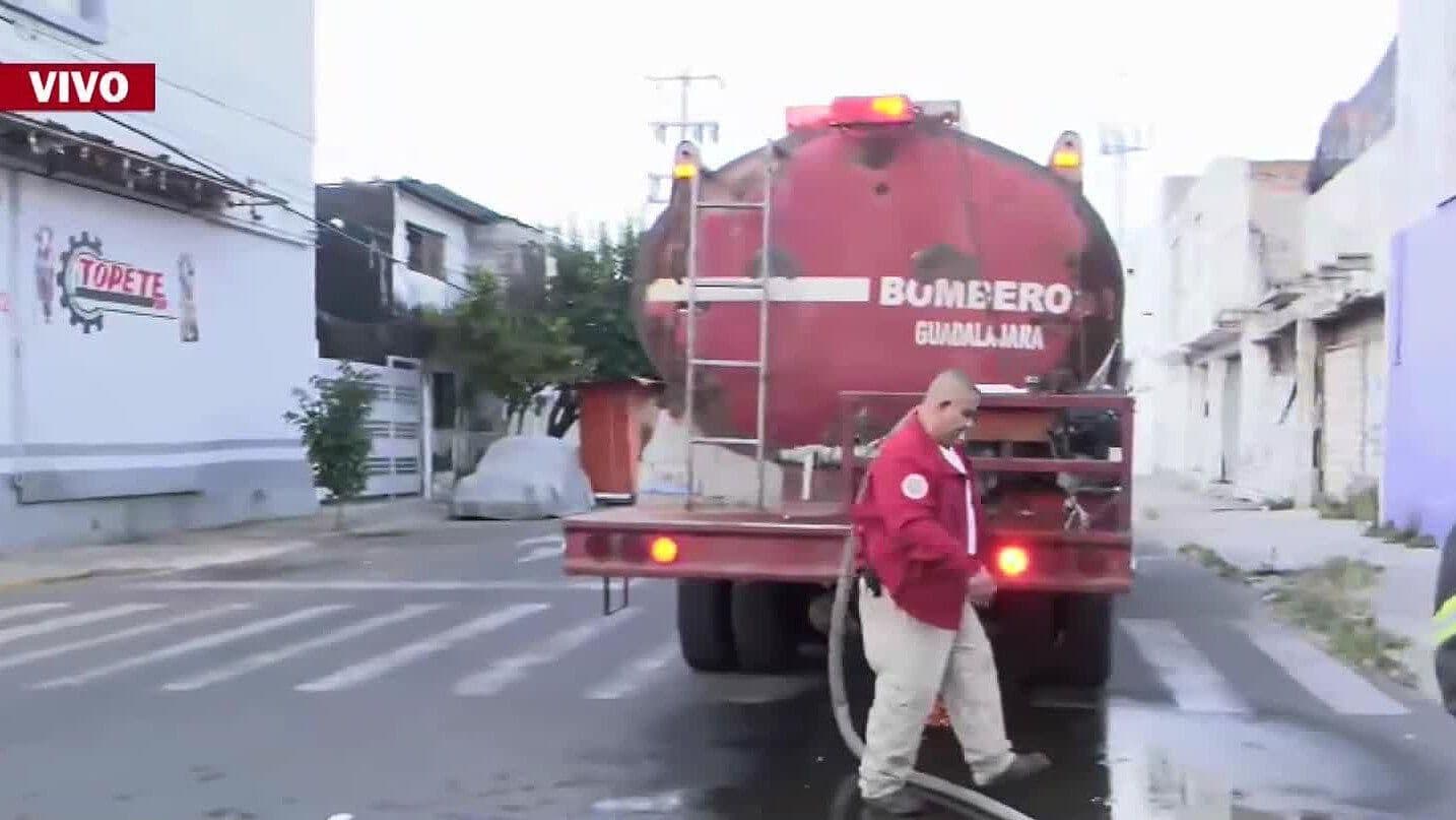 Bomberos y Siapa Realizan Lavado Tras Reporte de Olor a Solventes en El Dean
