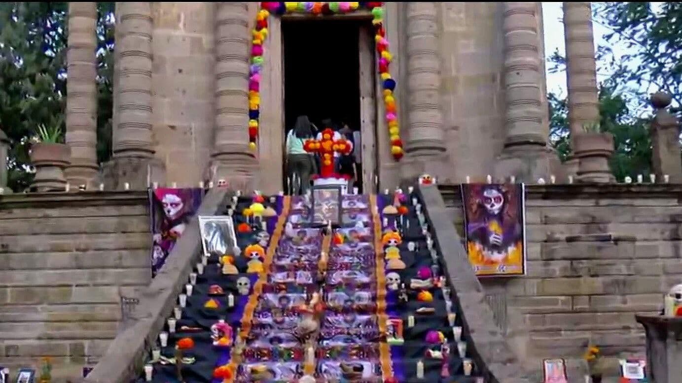 Colocan Enorme Tapete de la Catrina en el Panteón de Belén en Guadalajara