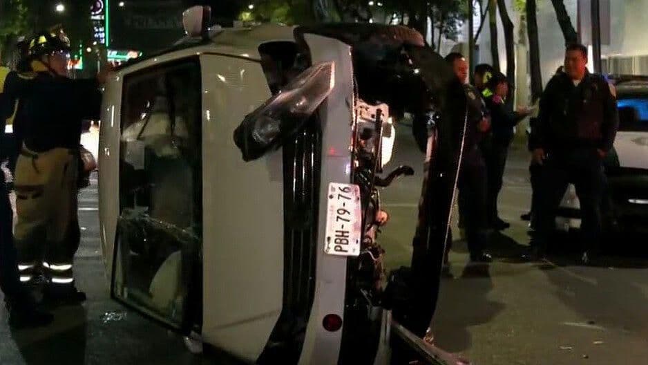 Vuelca Camioneta en Calzada de la Viga en la CDMX