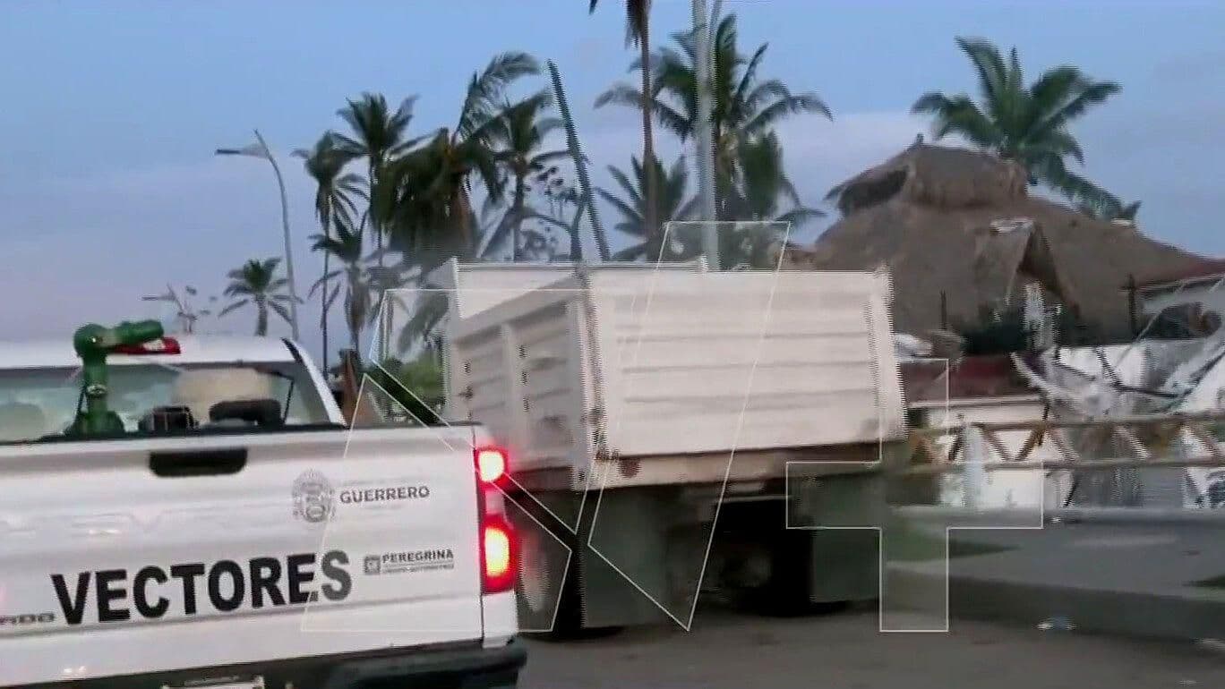Camioneta Fumiga Costera Miguel Alemán, en Acapulco