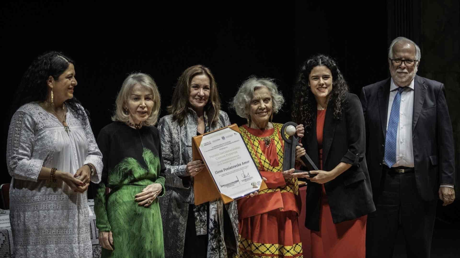 Entregan Premio Carlos Fuentes a Elena Poniatowska