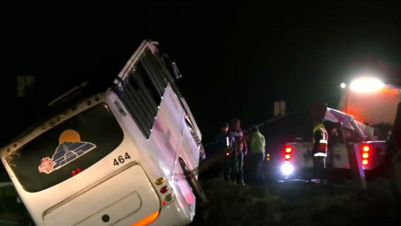 Se Registra Volcadura de Autobús en la Carretera México - Pirámides