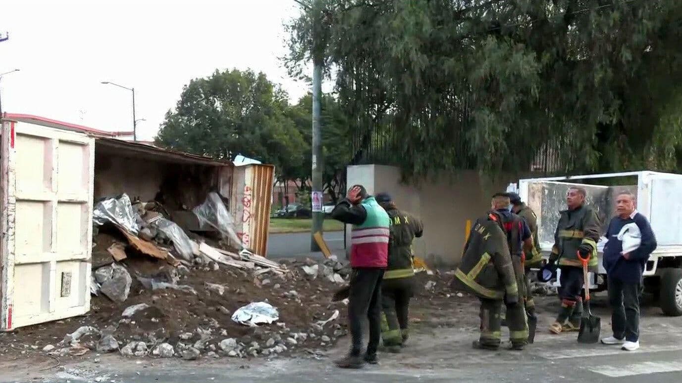 Vuelca Camión en la Colonia Clavería en Azcapotzalco, CDMX