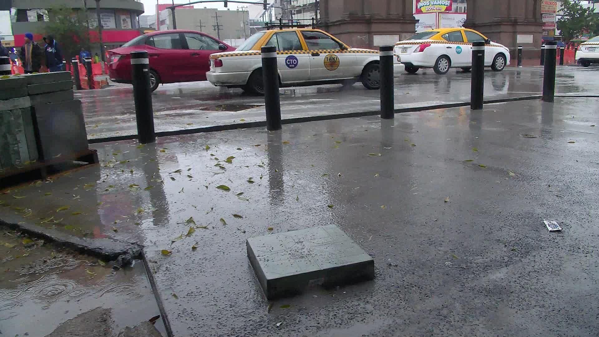 Entre Lodo y Zanjas Caminan Ciudadanos a la Zona del Arco de la Independencia en Monterrey