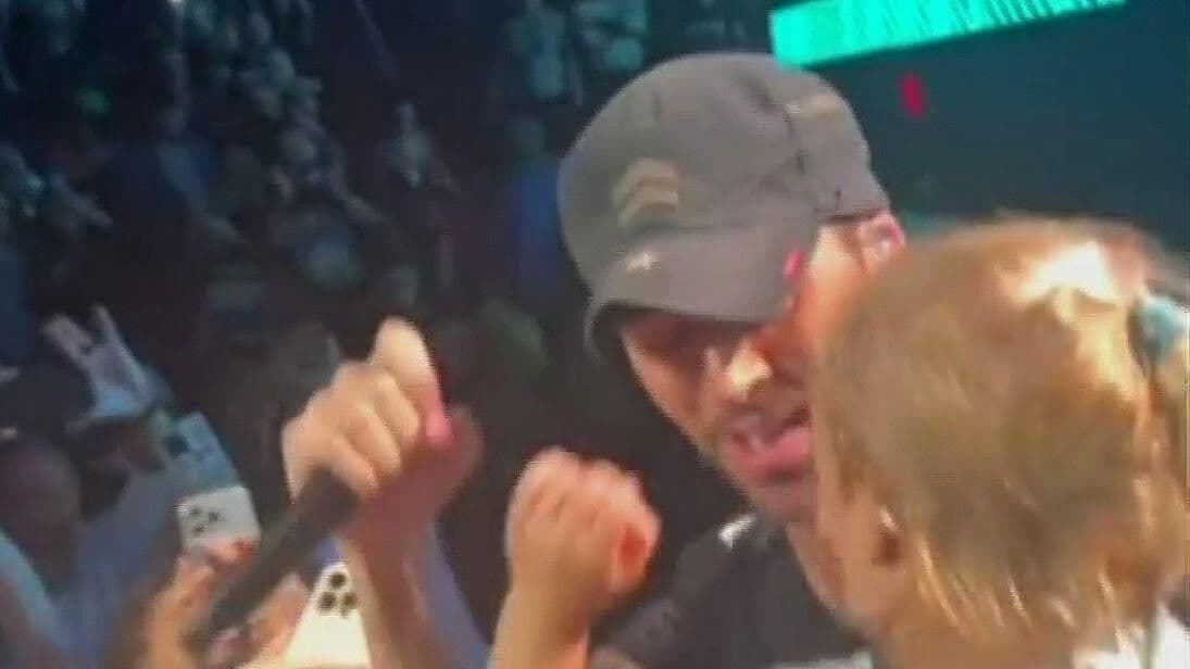 Enrique Iglesias se Hace Viral por Video donde Baila con una Niña en Brazos