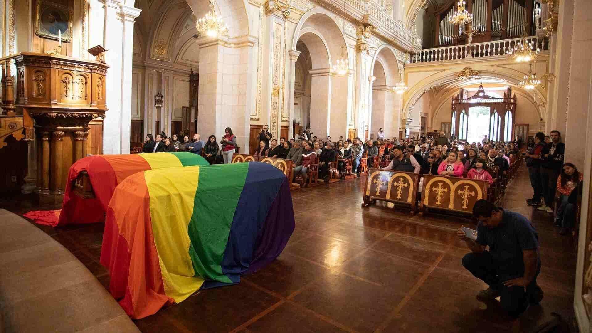 Familiares y Amigos Despiden a Magistrade Ociel Baena y su Pareja, Dorian Herrera