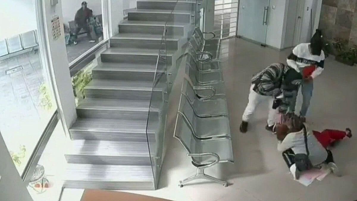 Dos Ladrones Le Roban 100 Mil Pesos a Mujer en la Notaría 1, en Libres, Puebla