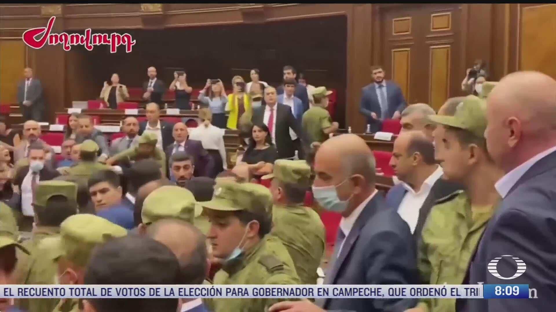 Pelea en parlamento de Armenia