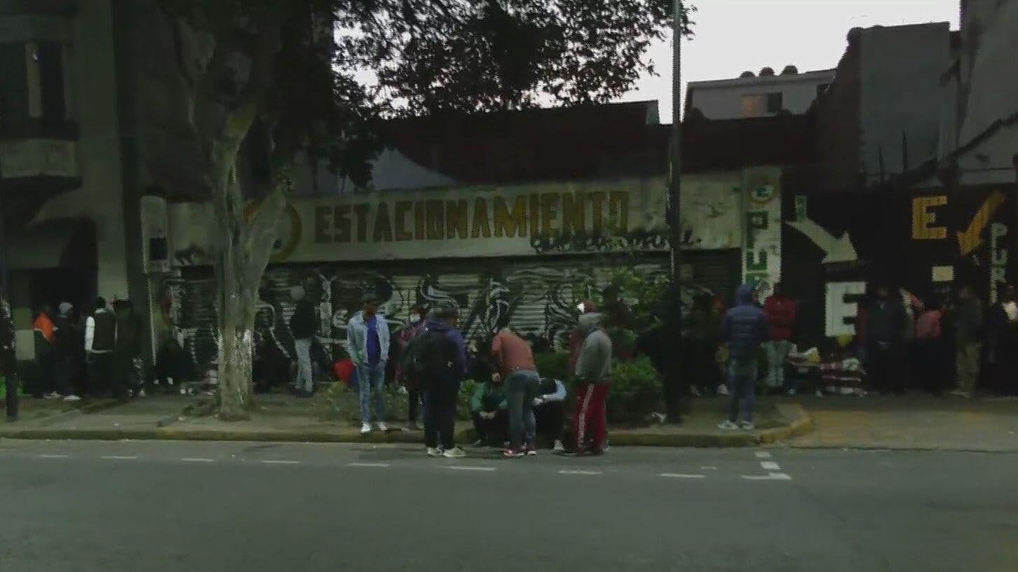 Migrantes Duermen Frente a la Comar para Solicitar Ayuda