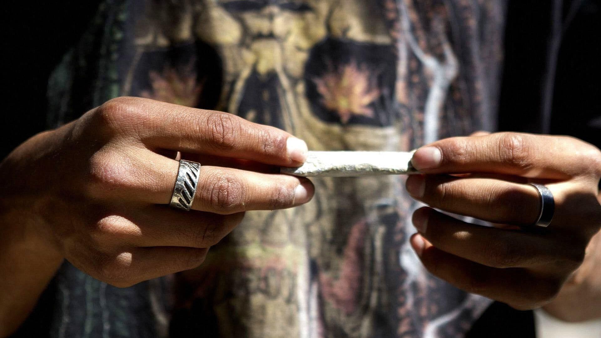 Mexicanos Fuman Marihuana Junto al Senado de la República
