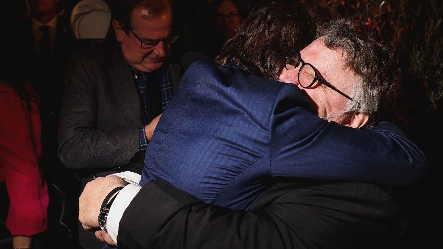 Del Toro y Tom Cruise Se Dan Abrazo Efusivo por Conocerse