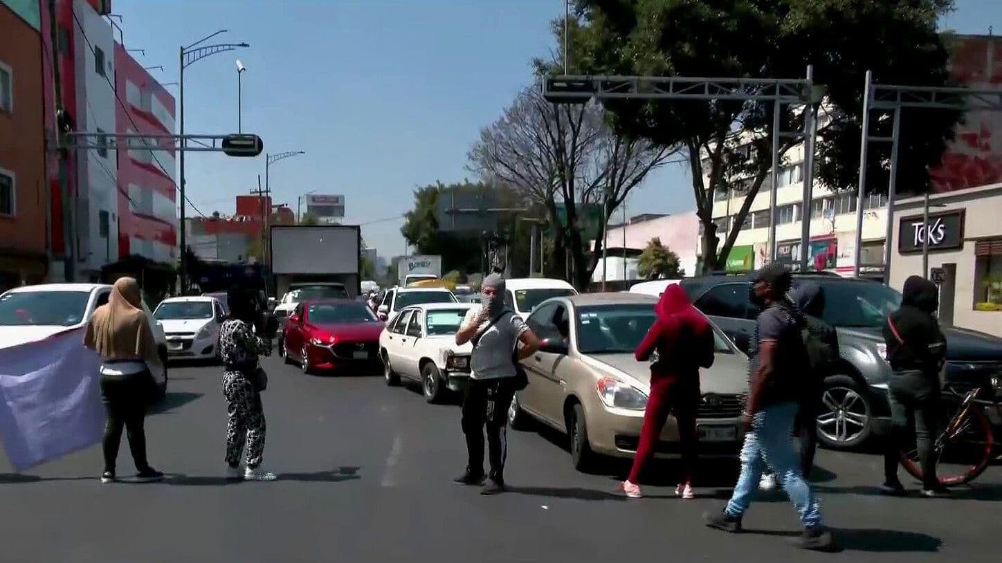 Comerciantes del Mercado Sonora bloquean Fray Servando, CDMX