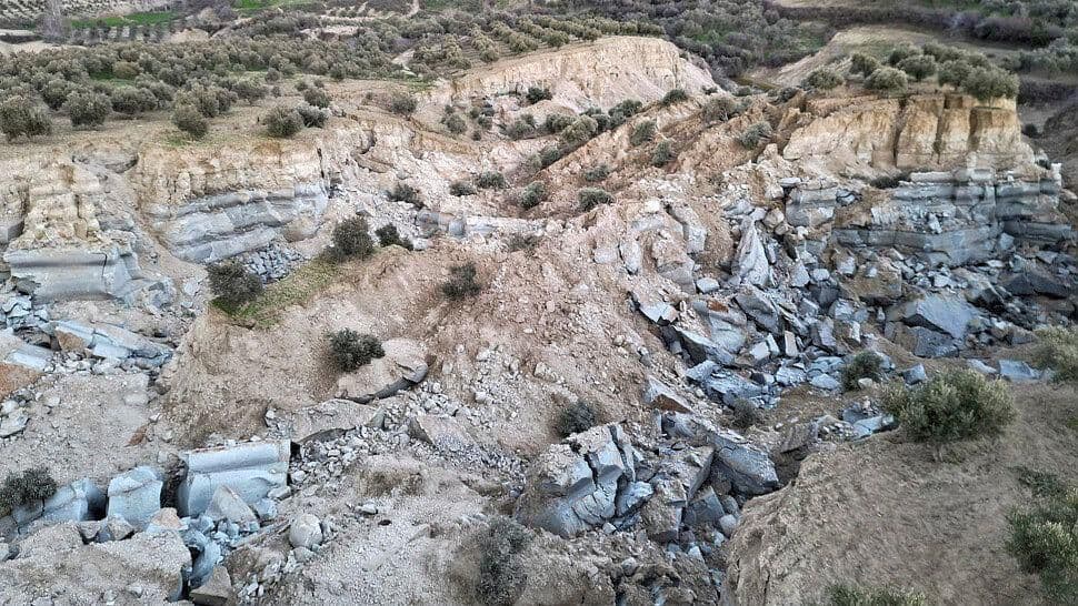 Terremoto Abrió la Tierra en Tepehan, Turquía