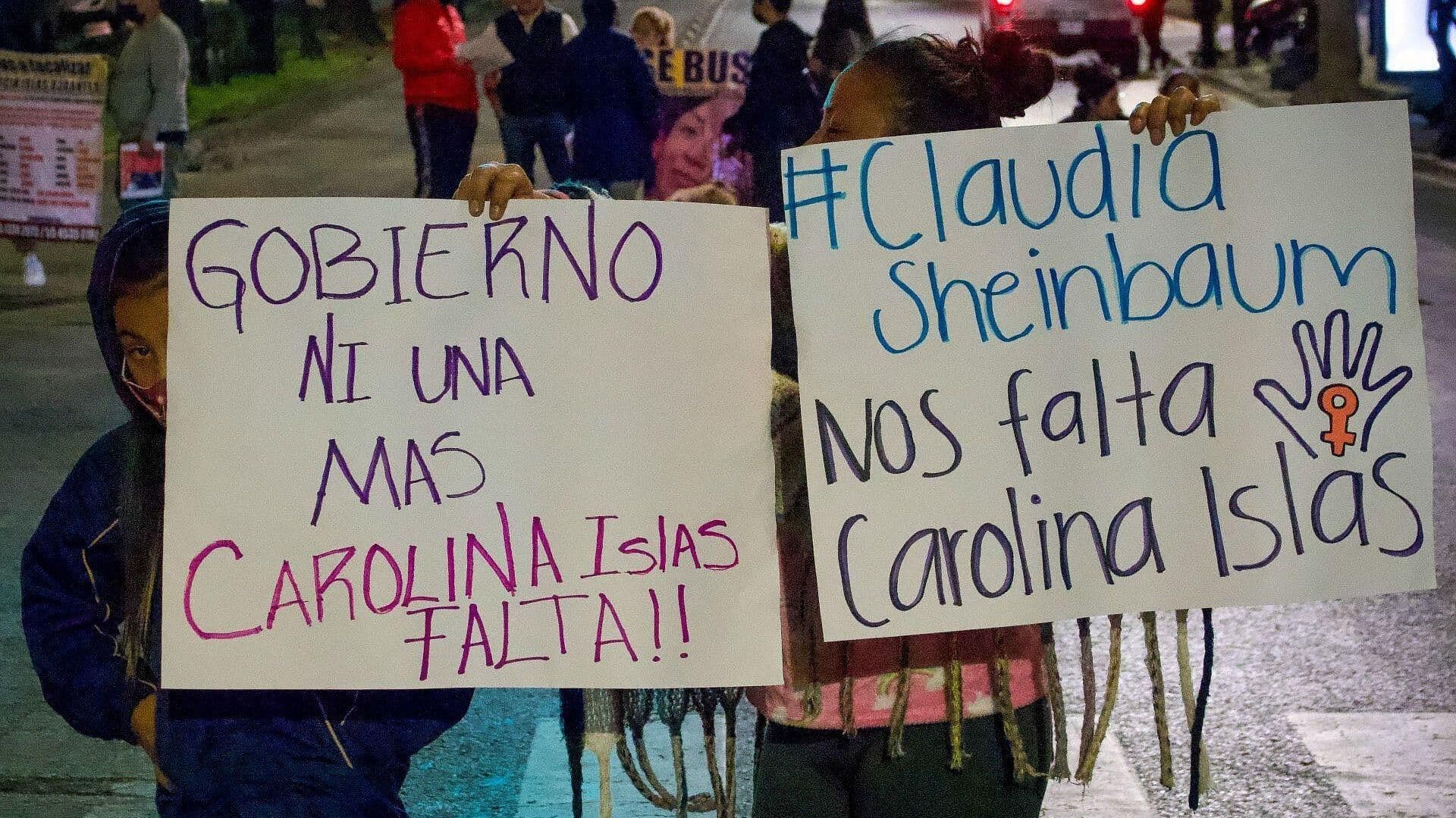 Familiares y Amigos Despiden a Carolina Islas