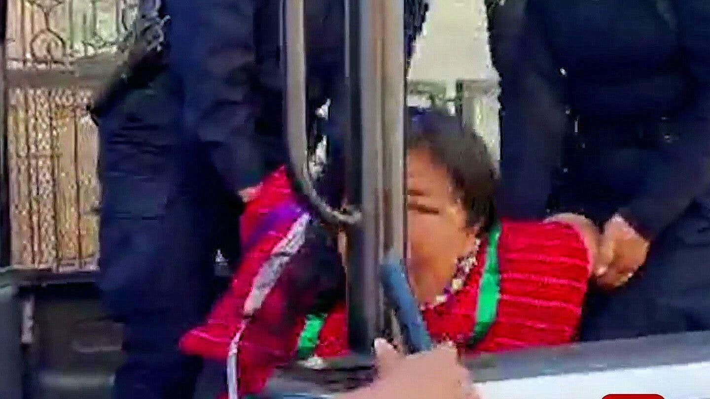 Desalojan Policías a Mujeres Triquis en Oaxaca