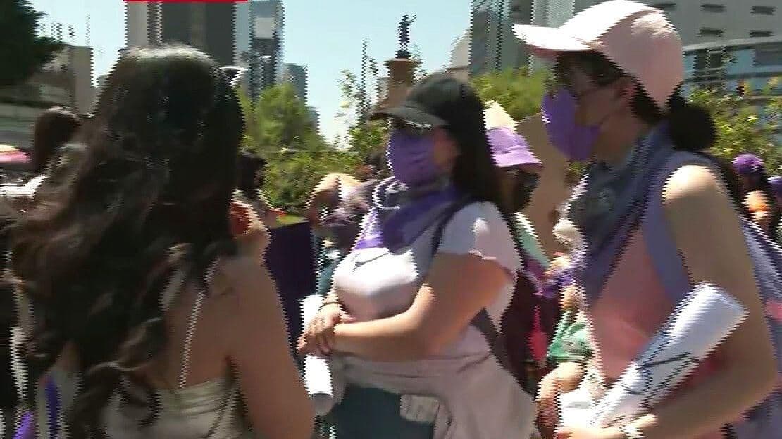 Ateneas Resguardan Glorieta de Mujeres que Luchan por 8M