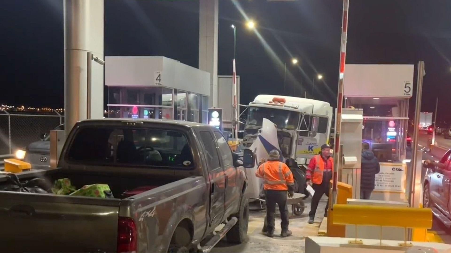 Tráiler se Queda Sin Frenos y Choca Contra Caseta en Chihuahua