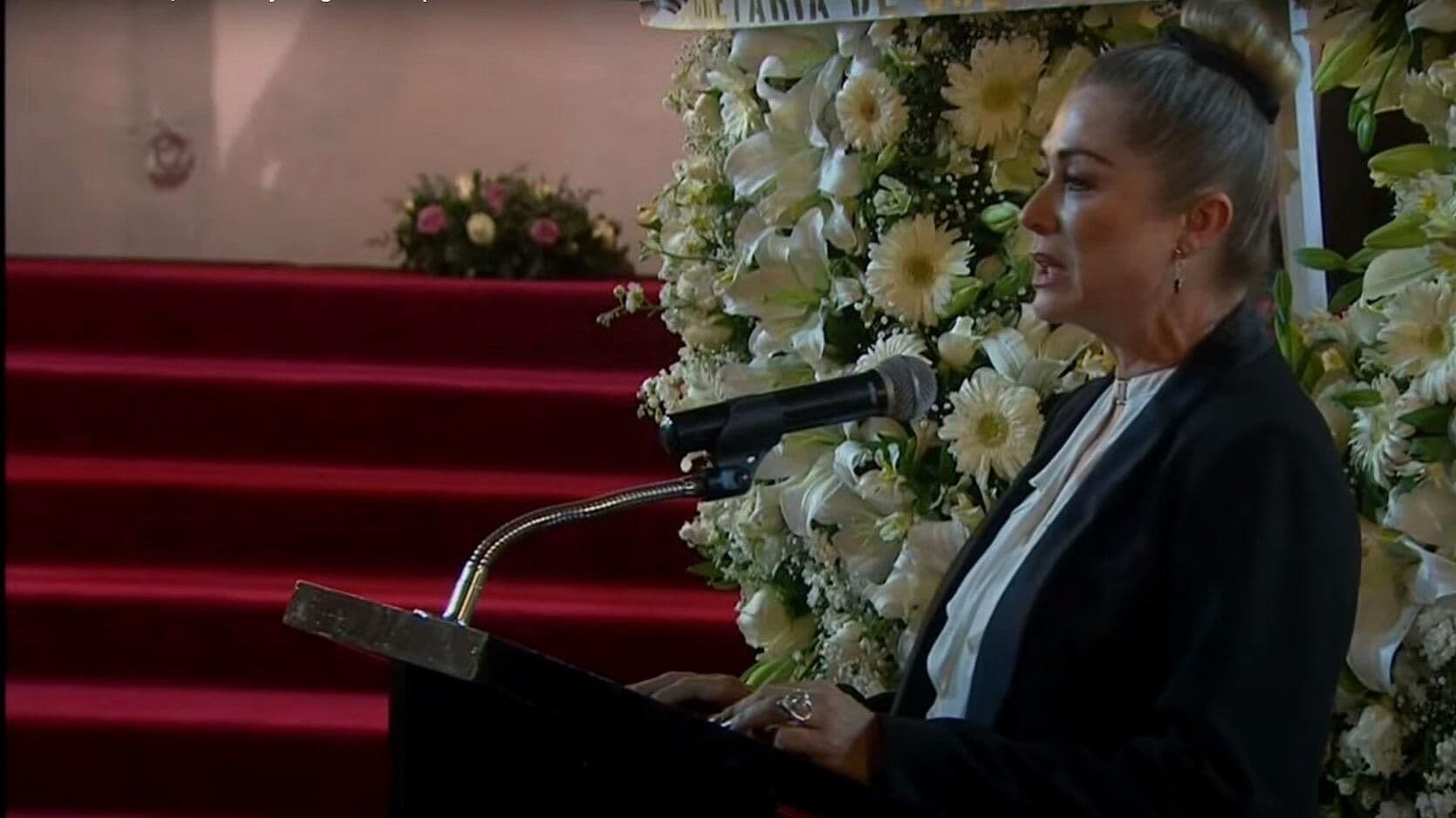 Leticia Calderón Rompe en Llanto en Homenaje de López Tarso