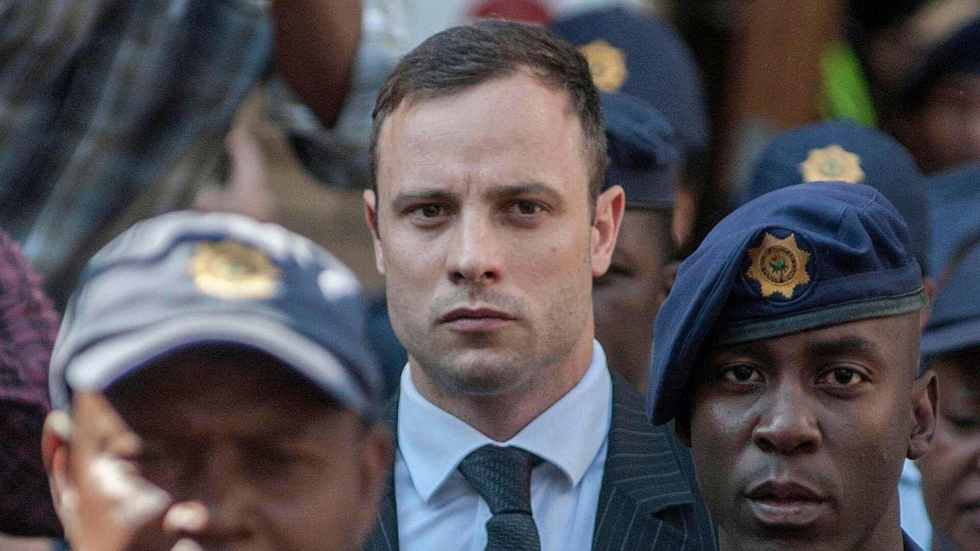 Liberan a Oscar Pistorius, Ex Campeón Paralímpico, Acusado de Asesinar a su Novia