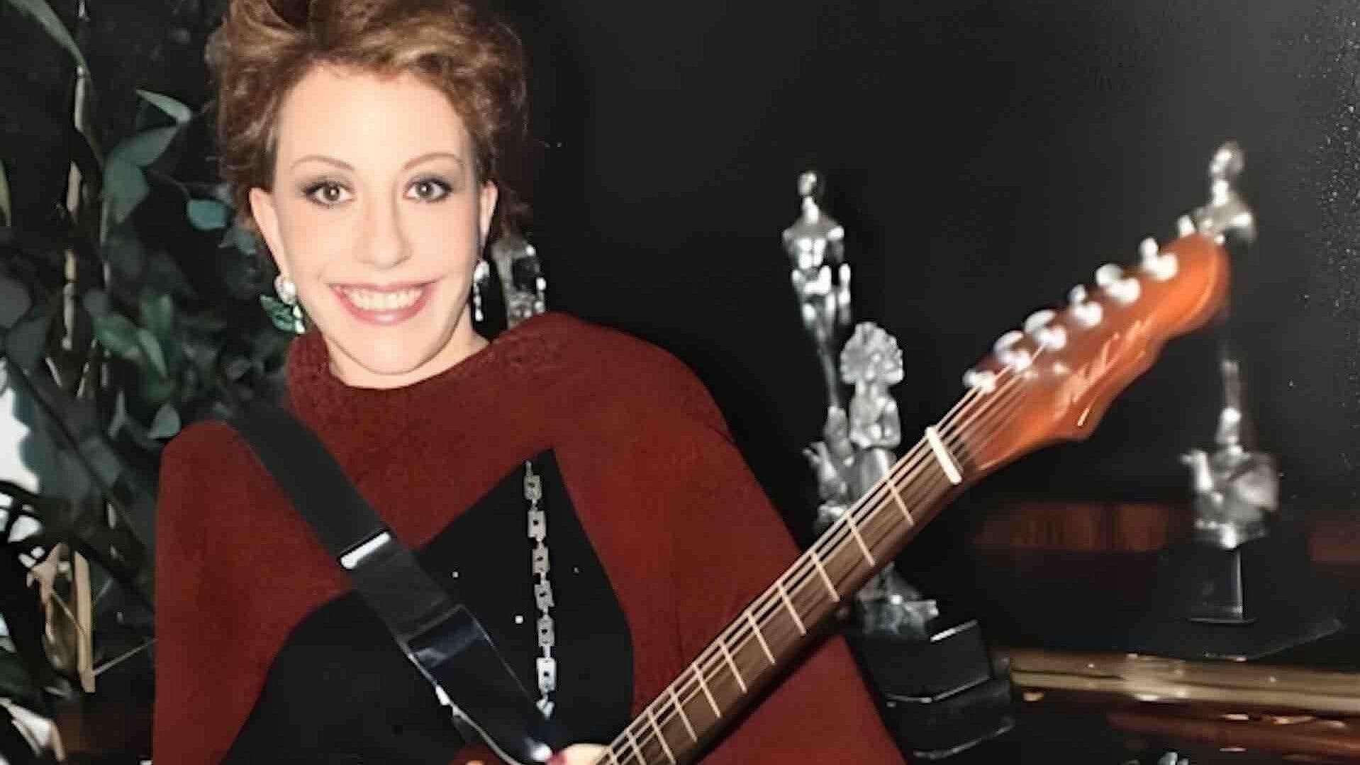 Familiares y Amigos Velan sus Restos de la Compositora Amparo Rubín