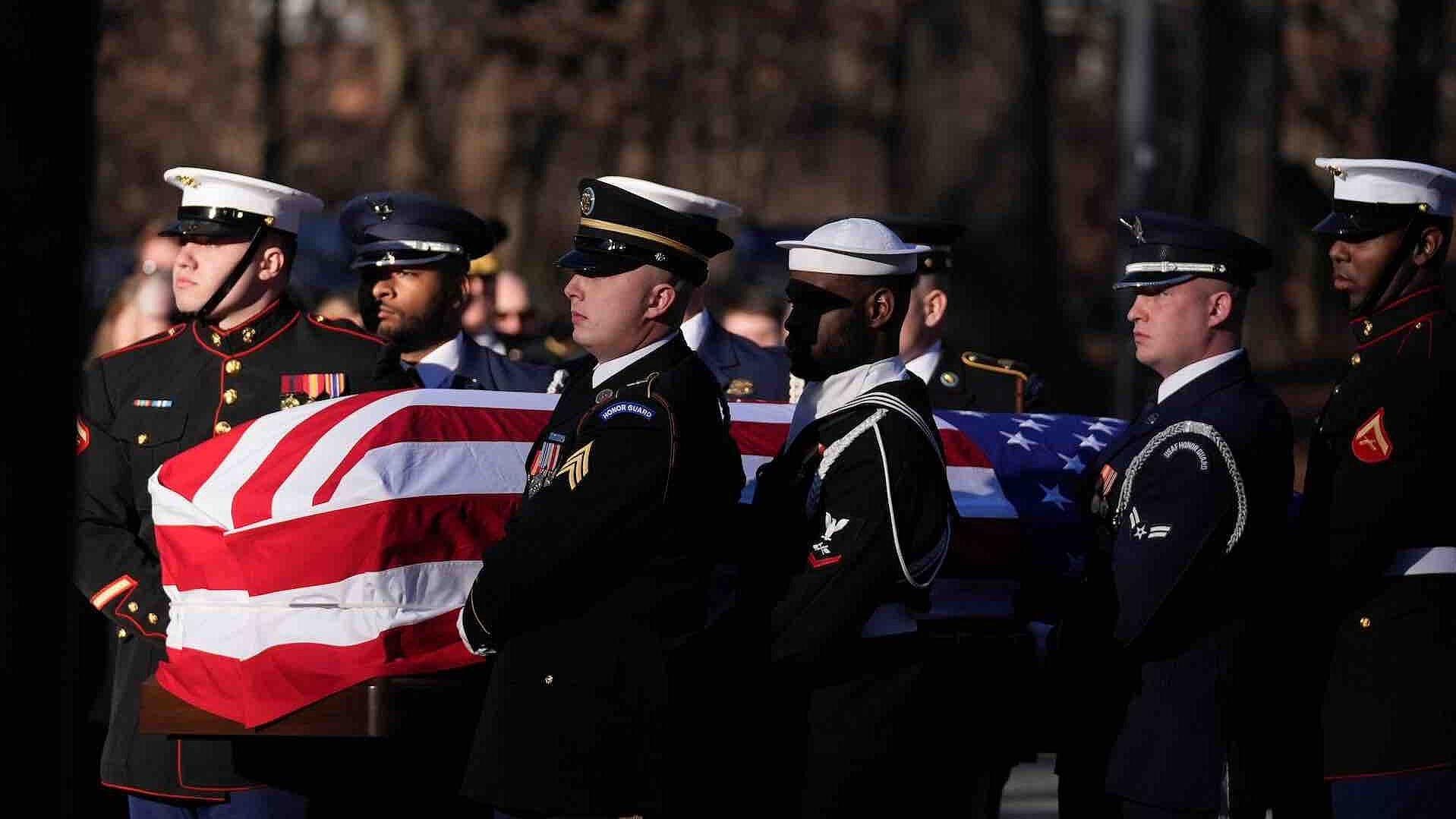 Caravana con Cuerpo de Jimmy Carter Llega al Centro Carter en Atlanta para Eventos Funerarios