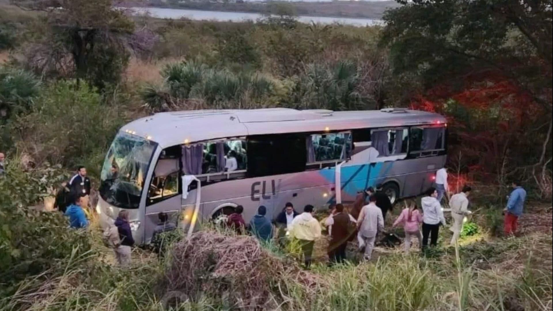 Autobús de Pasajeros de la Planta Laguna Verde se Sale de la Carretera
