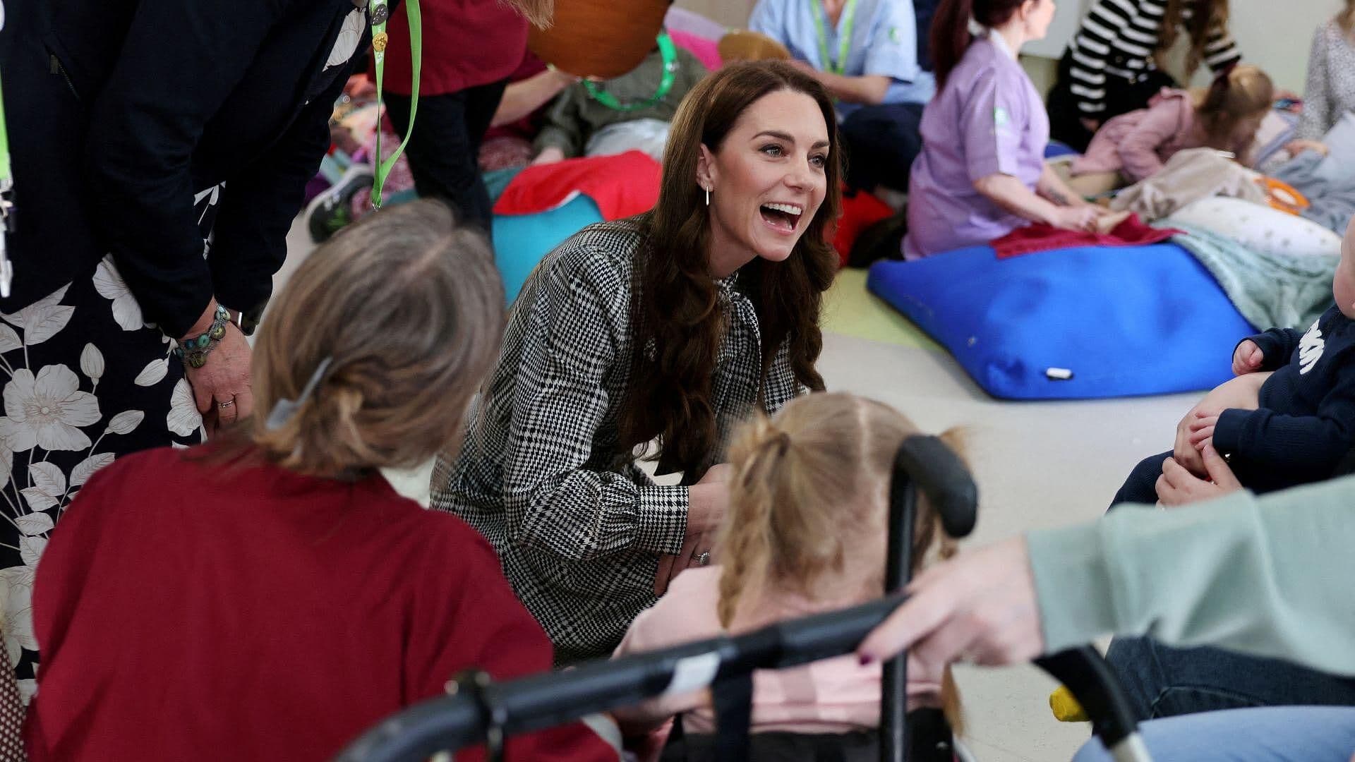 Visita Real, Sorprende Aparición de Kate Middleton en un Hospicio; Juega con Niños
