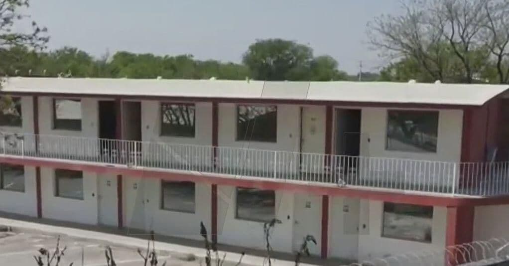 Revisan, Otra Vez, Habitaciones en Motel "Nueva Castilla"