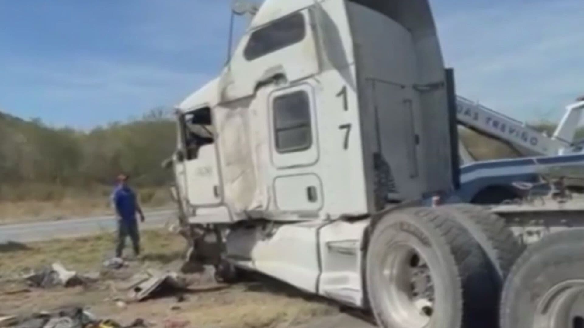 Vuelca Tráiler y Provoca Complicaciones Viales en la Carretera Nacional en Montemorelos, NL