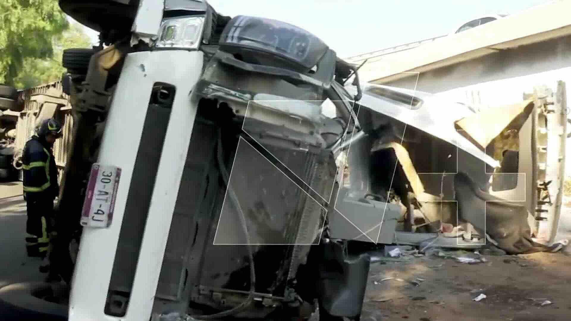 Tráiler Sufre Volcadura y Cae de Puente en Río de los Remedios
