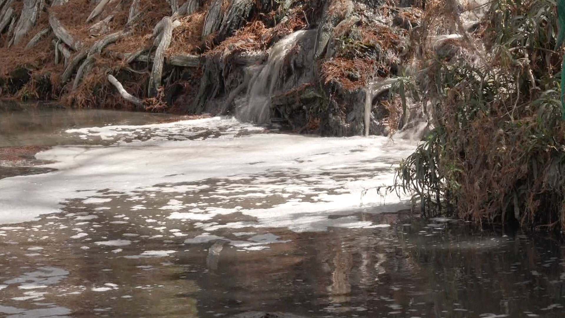 Reportan Cascadas de Agua Contaminada en Río La Silla en Guadalupe, Nuevo León